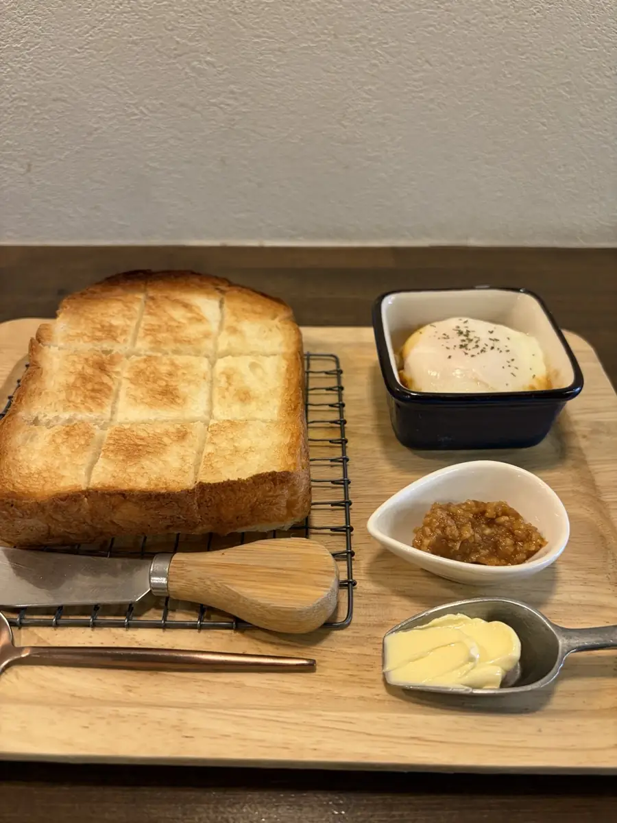 トーストとエッグスラッドのモーニング